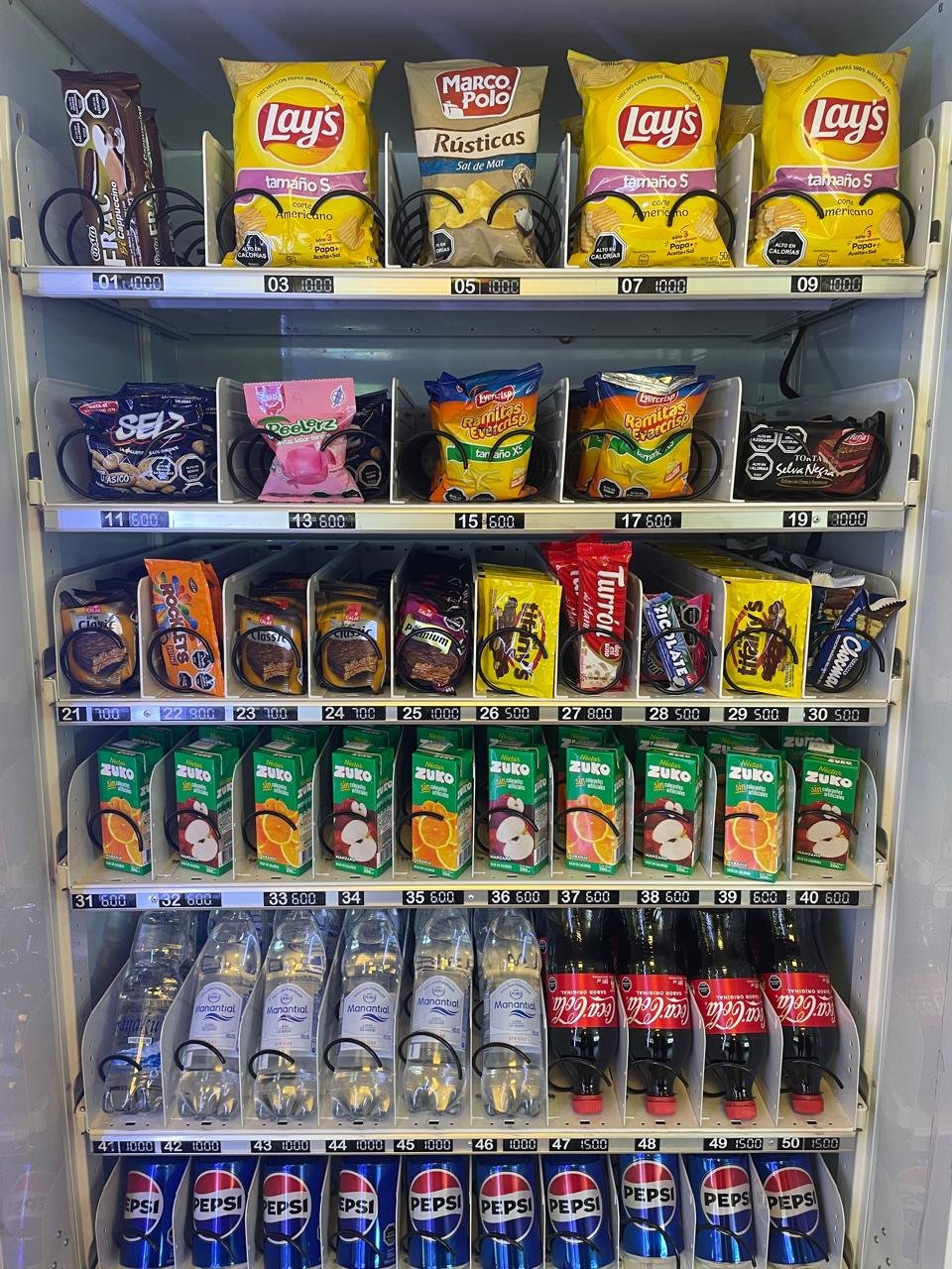 Amplia variedad de productos reales en máquina Loa Vending